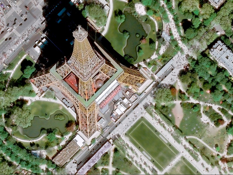 Eiffel Tower seen by Pléiades Neo